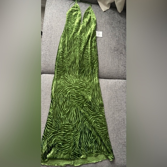 BRAND NEW ZARA VELVET HALTER DRESS – SIZE SMALL with tag on ! - Picture 5 of 13